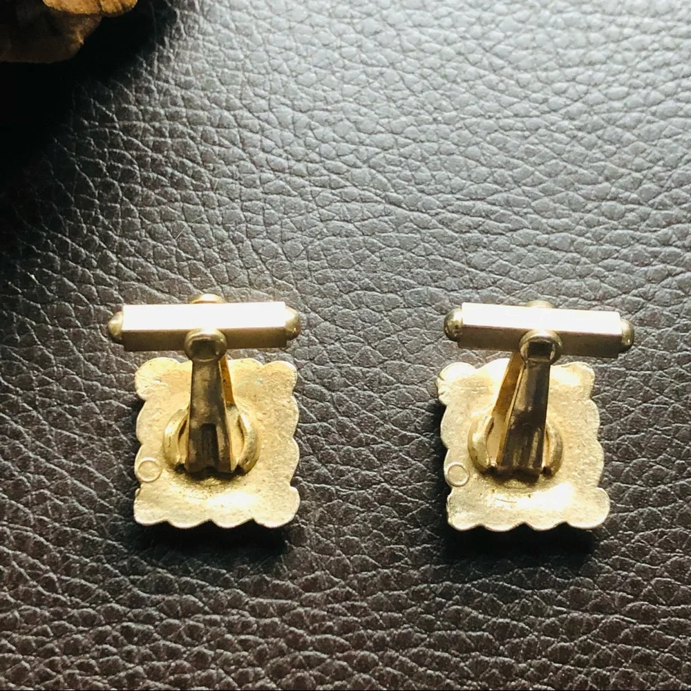 Vintage men’s gold textured square tilted style cuff links